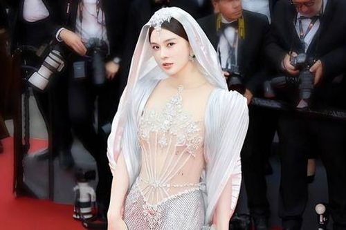Nữ diễn viên mặc hở bị mời khỏi thảm đỏ Cannes 2025 gây tranh cãi