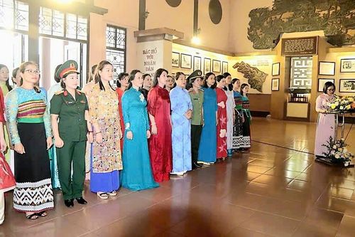 Đoàn đại biểu Hội nghị Biểu dương phụ nữ tiêu biểu dâng hương báo công Chủ tịch Hồ Chí Minh
