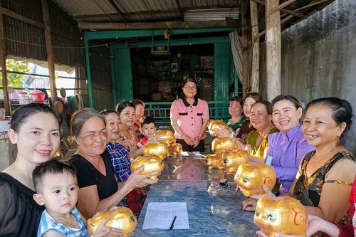 Phụ nữ Châu Phú học tập Bác
