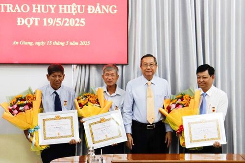 Ban Thường vụ Đảng ủy Các cơ quan Đảng tỉnh An Giang trao Huy hiệu Đảng đợt 19/5