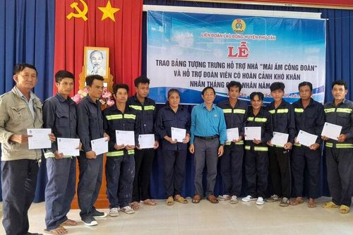 Liên đoàn Lao động huyện Phú Tân hỗ trợ 27 Mái ấm công đoàn