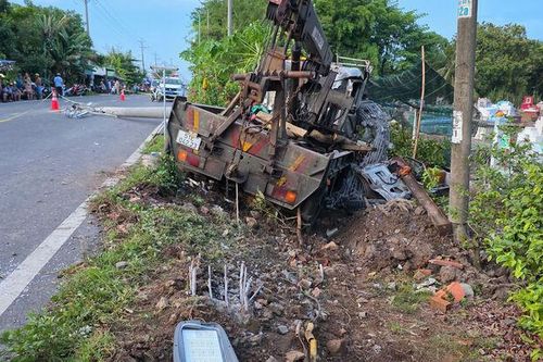 Xe cứu hộ lao vào cột điện, tài xế tử vong