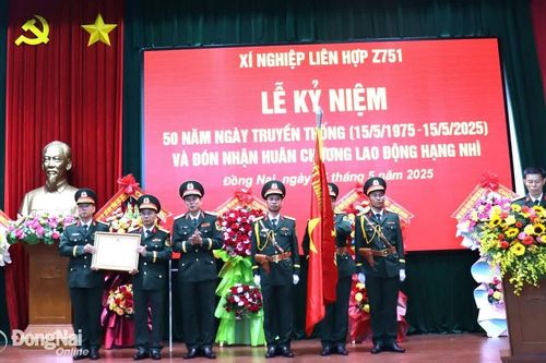 Xí nghiệp Liên hợp Z751 kỷ niệm 50 năm Ngày truyền thống và đón Huân chương Lao động hạng Nhì