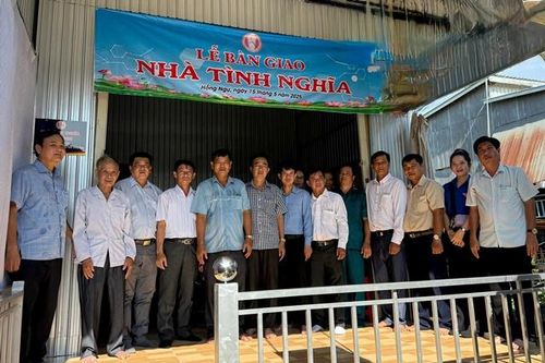 Bàn giao 12 căn nhà cho hộ người có công với cách mạng, hộ nghèo và cận nghèo
