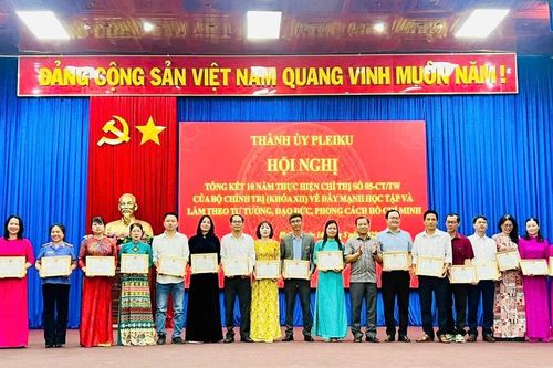 Pleiku: Khen thưởng 87 tập thể, cá nhân học và làm theo Bác