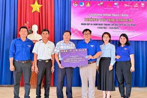 Tỉnh Đoàn-Hội đồng Đội tỉnh Gia Lai tặng phòng tin học cho trường học ở huyện Kbang và Đak Pơ