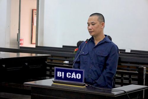 Mâu thuẫn, vác hung khí đâm hàng xóm