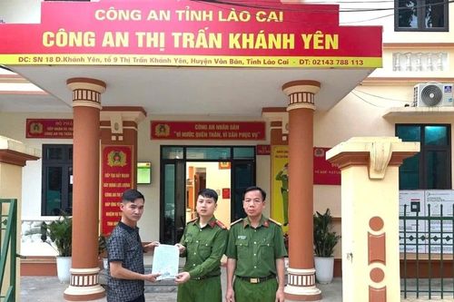 Công an Lào Cai trao trả 114 triệu đồng cho người chuyển nhầm tài khoản