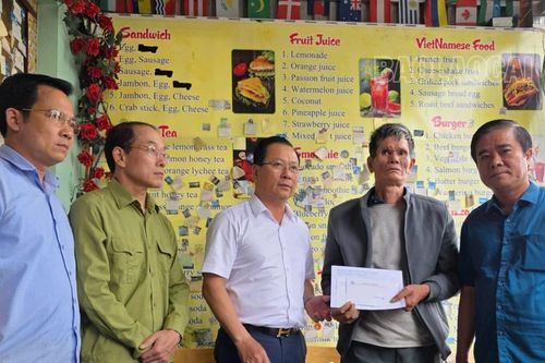 Phó Chủ tịch Thường trực UBND tỉnh Hoàng Quốc Khánh thăm hỏi gia đình nạn nhân trong vụ sạt lở tại thị xã Sa Pa