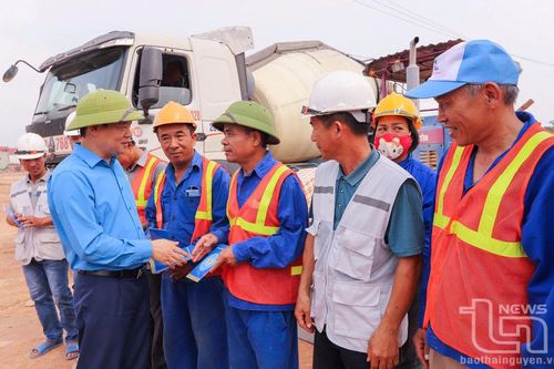 Tặng quà, động viên công nhân lao động trên công trường