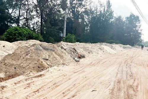 Vật liệu thải xây dựng 'xâm lấn' rừng phòng hộ
