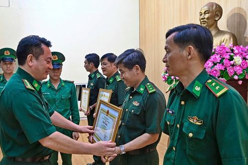 'Chân cứng đá mềm' bảo vệ biên cương