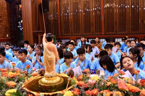 Hướng về Đức Phật trong mùa Vesak thiêng liêng