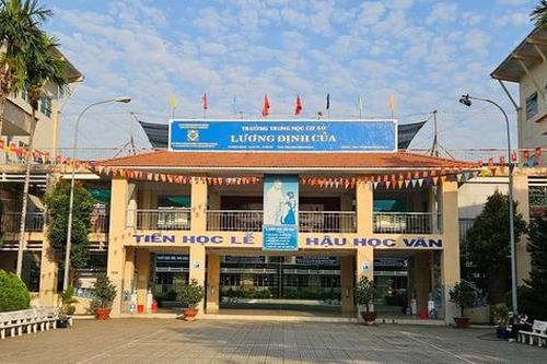 Ngã từ trên lầu xuống sân trường, một học sinh lớp 7 đa chấn thương