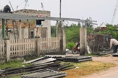 Người dân tất bật tháo dỡ nhà, bàn giao mặt bằng xây khu bến cảng 14.000 tỷ ở Quảng Trị