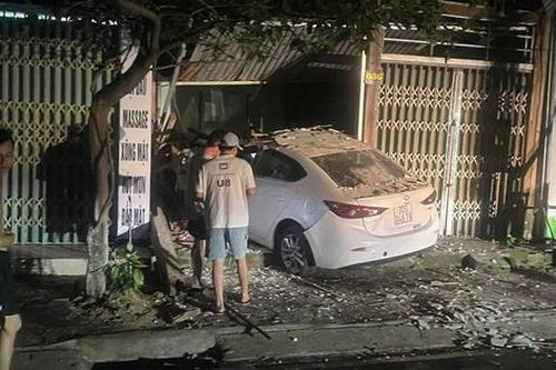 Tài xế xe Mazda đâm trúng xe Lexus, bỏ chạy rồi lao vào nhà dân ở Lào Cai