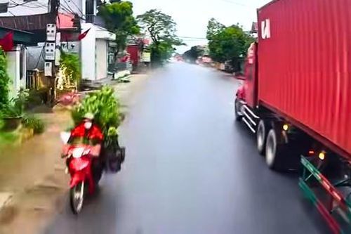 Cú tạt ngang của xe container suýt gây tai nạn