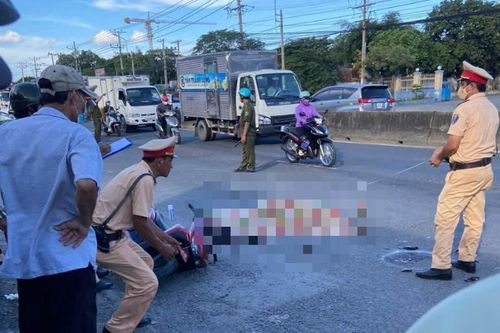 Công an Long An mời người đi xe máy ngược chiều trên QL1 khiến 1 thanh niên tử vong