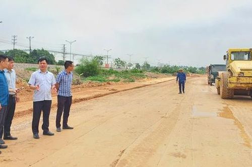 Ông Đào Văn Quyết, quyền Chủ tịch UBND thành phố Vĩnh Yên kiểm tra các dự án trọng điểm