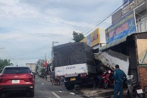 Tránh xe bán tải, xe tải đâm vào nhà dân trên QL91 qua An Giang