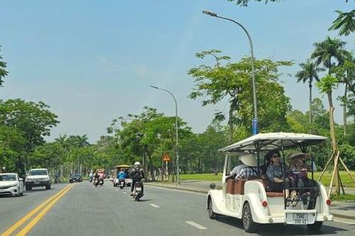 Xe điện chở du khách chỉ được chạy tốc độ tối đa 30km/h trong TP Huế