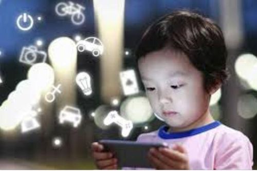 Thay vì cấm đoán, hãy trao cho trẻ một thế giới mạng xã hội an toàn và tử tế