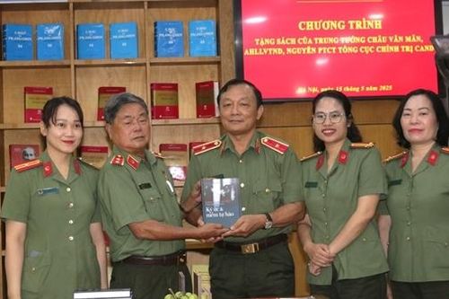 Trao tặng cuốn sách 'Đảng bộ Lưu Chí Hiếu Trại 6B Côn Đảo – Ký ức và tự hào'