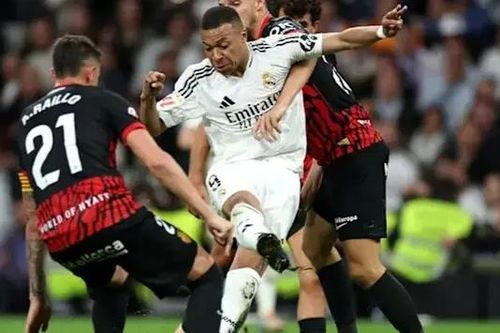 Real Madrid trì hoãn ngày vô địch của Barcelona