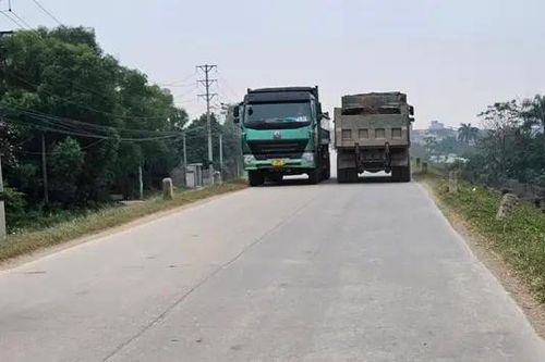 Khó khăn trong kiểm soát xe quá tải trên đê sông Hồng