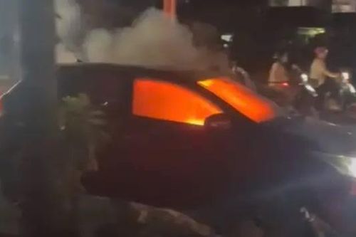 Công an Hà Nội tìm chủ xe ô tô bốc cháy
