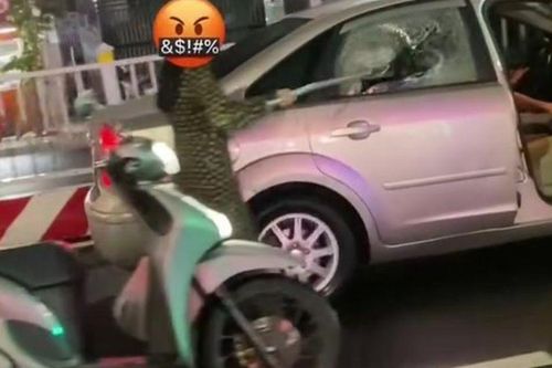 Người phụ nữ 'đại náo' đường phố, vác gậy đập vỡ kính ô tô ở Đồng Tháp là ai?