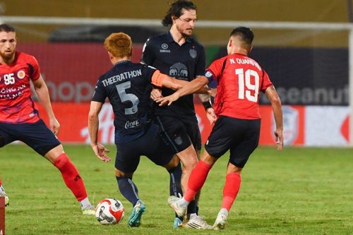 Nguyễn Quang Hải trả đũa 'vua cùi chỏ' Theerathon Bunmathan