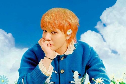 Vì sao biểu tượng hoa cúc thiếu cánh của G-Dragon khiến fan phát cuồng?