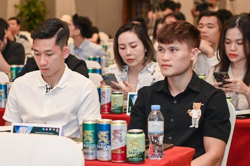 Nhà vô địch AFF Cup 2024 hồi tưởng kỷ niệm trên sân phủi