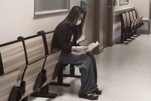 Cô gái trẻ òa khóc giữa hành lang bệnh viện khi biết bị ung thư máu