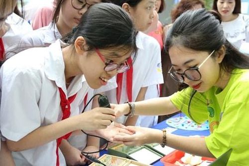 Học sinh Hà Nội trải nghiệm làm nhà khoa học
