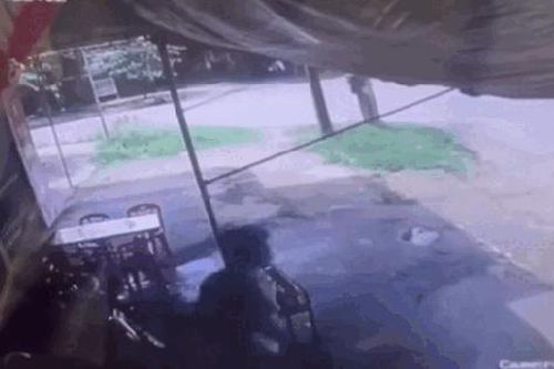 Xót xa cảnh người đàn ông tử vong khi cố ngăn xe buýt trôi ở Quảng Ngãi