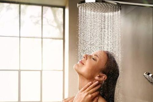 Các lợi ích tuyệt vời khi tắm bằng vòi hoa sen không phải ai cũng biết