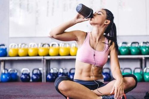 Đồ uống thể thao có lợi gì khi tập luyện?
