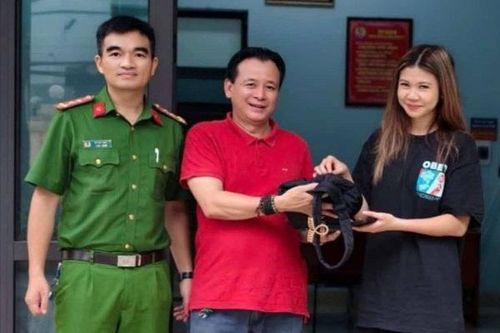 Sau gần 24 giờ, du khách nước ngoài nhận lại tài sản thất lạc