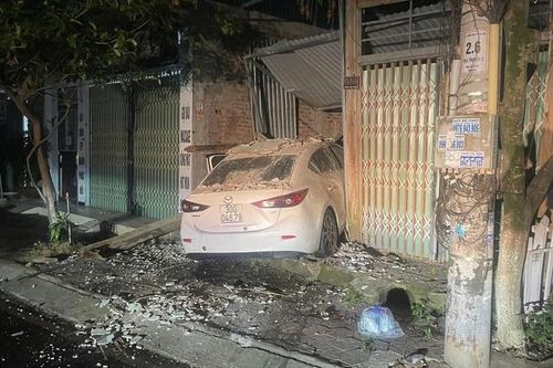 Gây tai nạn rồi bỏ chạy, lái xe Mazda tông thẳng vào nhà dân