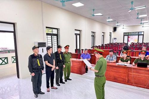 Khởi tố, bắt tạm giam đối tượng 'rút ruột' sông Chảy