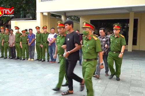 Triệt phá đường dây buôn lậu dầu 'khủng', có 6 cán bộ hải quan