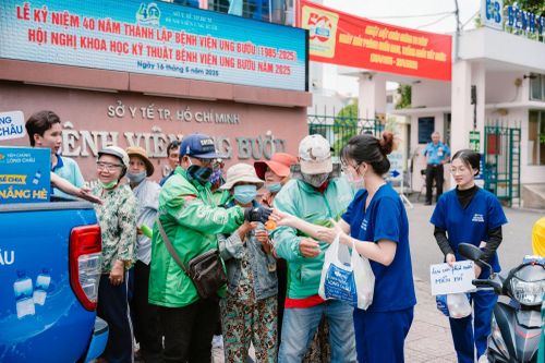 Nước mát trao tay, tình người lan tỏa: Tử tế từ những điều nhỏ nhất