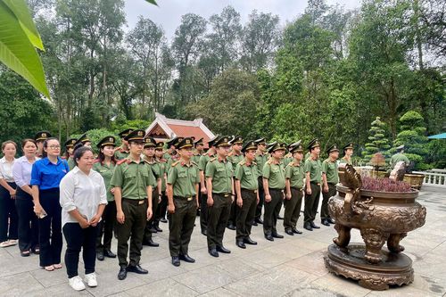 Lực lượng Hậu cần Công an Thủ đô báo công tại Khu di tích K9 - Đá Chông