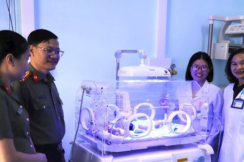 Tặng thiết bị y tế cho Bệnh viện đa khoa tỉnh Đắk Nông