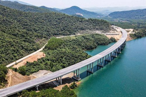 Ngắm loạt cầu vượt núi, băng hồ trên cao tốc Vũng Áng - Bùng