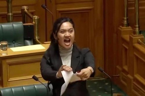 Nghị sĩ nhảy haka giữa Quốc hội New Zealand đối mặt án phạt