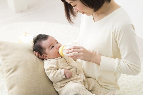 Ánh mắt tĩnh lặng của người mẹ và em bé sinh ra chỉ nặng 1,3 kg