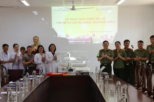 Công an tỉnh Đắk Nông trao tặng thiết bị y tế cho Bệnh viện đa khoa tỉnh